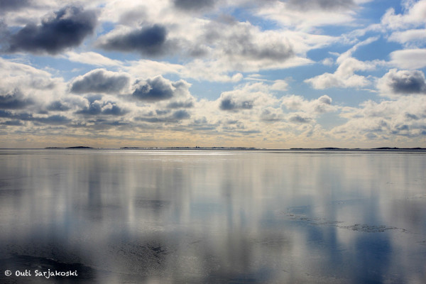 OUTIN OTTAMA HIENO KUVA PEILIJÄÄSTÄ UTÖN SIINTÄESSÄ HORISONTISSA