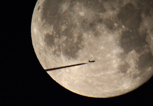 SKOUPATESSANI TÄYSKUUTA YHTÄKKIÄ KUVAAN ILMESTYI ALLE KAHDEKSI SEKUNNIKSI LENTOKONE, JOKA FLIGHTRADAR-SIVUSTON PERUSTEELLA OLI NORWEGIANIN LENTO DY4281 TUKHOLMASTA HESAAN, JONNE LASKEUTUI TASAN 30 MIN MYÖHEMMIN KUIN OTIN TÄMÄN KUVAN. KARTALTA ARVIOITU ETÄISYYS KONEESEEN ON N. 70 KM.