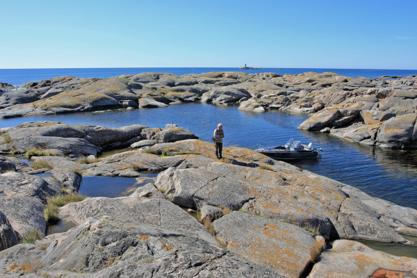 KESÄLLÄ 2013 HANKKIMAMME RETKIVENE LAAJENSI REVIIRIÄMME - KUVA ALUNSKÄRILTÄ UTÖSTÄ 6 KM ETELÄÄN
