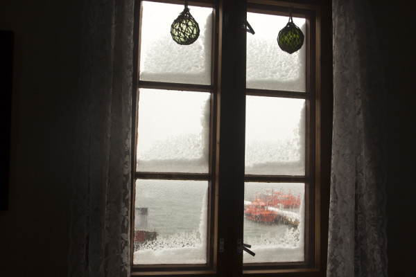 LUMI- JA RÄNTÄSADE PIISKASI IKKUNAMMEKIN MELKEIN UMPEEN