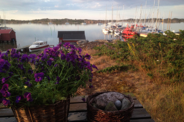 HUVIVENEITÄ RIITTÄÄ UTÖN SATAMASSA JA MEILLÄ KATSOTTAVAA YLLIN KYLLIN