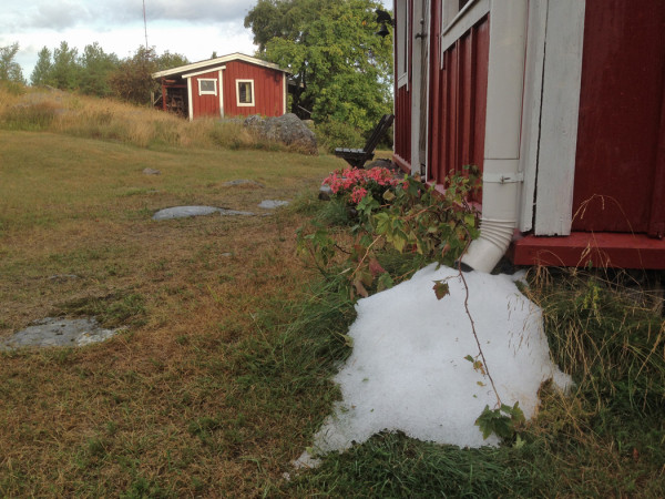 RÄNNEISTÄ VALUI LUMI/RAE-KASOJA TALON NURKKIIN