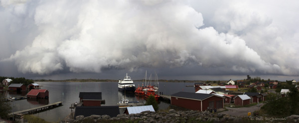 OUTI OTTI PANORAAMAKUVAN SATAMASTA SADEPILVINEEN (photo: Outi Sarjakoski)