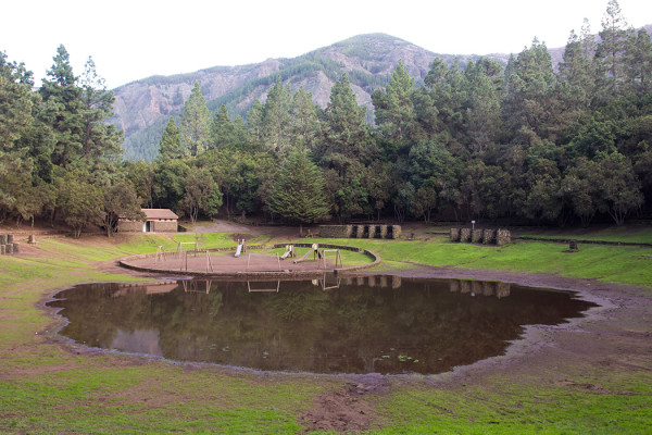 LA CALDERAN LAMPI PIKNIK-ALUEEN KESKELLÄ