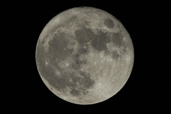 KIRKAS TAIVAS ILMAN VÄREILYÄ TUOTTI VARSIN TARKKOJA KUUKUVIA