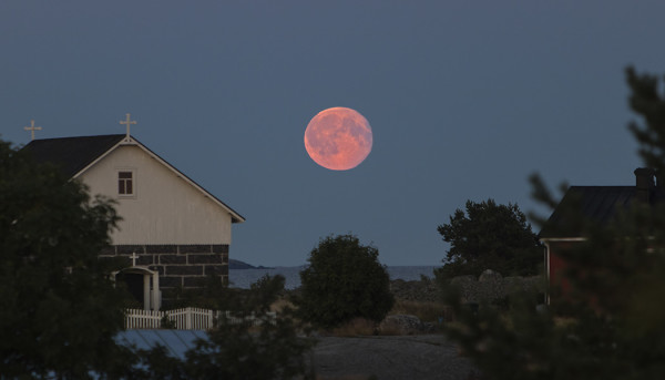 LIKIMAIN TÄYSIKUU NOUSI HIENOSTI KAPPELIN TAKAA