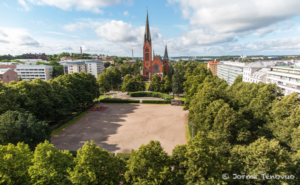 NÄKYMÄ UUDEN KAUPUNKIKÄMPPÄMME PARVEKKELTA - EHKÄ TÄSTÄKIN JOKU LINTU JOSKUS NÄKYY...
