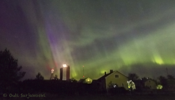 UTÖSSÄKIN NÄKYI JOKUNEN PÄIVÄ SITTEN REVONTULIA, OUTI KÄVI KUVAAMASSA