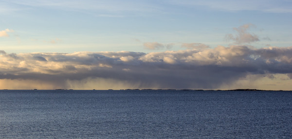 MERELLÄ SEILAA LUMIKUUROPILVIÄ