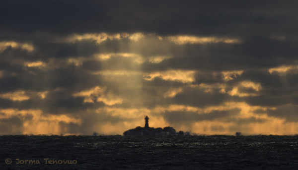 LILLHARUN HORISONTISSA JA VÄREILYSSÄ