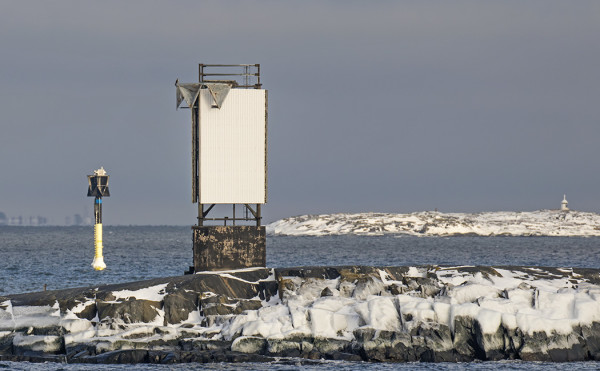 TALVEHTIVAN MUUTTOHAUKAN MIELIPAIKAT - KNIVSKÄRIN MERIMERKIT. LINTU LINJATAULUN YLÄKULMASSA.