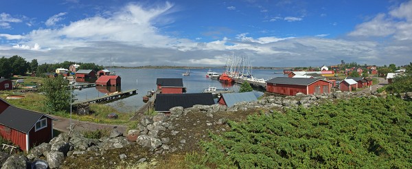 KESÄINEN NÄKYMÄ PIHALTAMME SATAMAAN