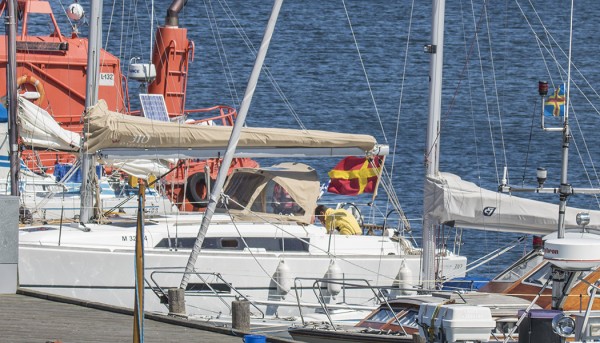 TÄMÄ PURJEVENEEN LIPPU AIHEUTTI PÄÄNVAIVAA - GOOGLETTAMALLA SELVISI ETTÄ KYSESSÄ ON SUOMENRUOTSALAISTEN EPÄVIRALLINEN "MAALIPPU".