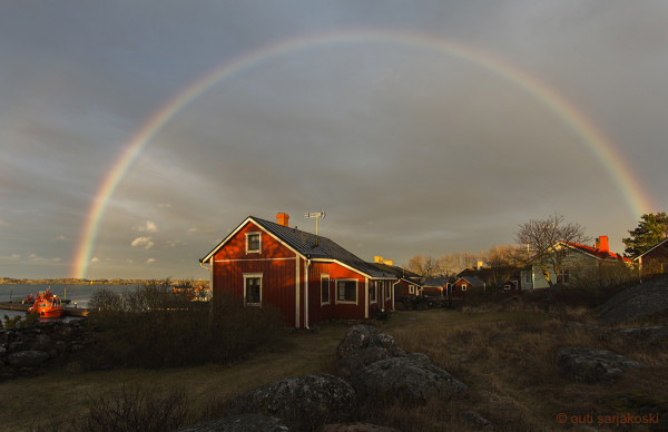 OUTI KUVASI KOTIMME HIENOSSA VALOSSA (Kuva: Outi Sarjakoski)