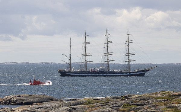 VENÄLÄINEN NELIMASTOPARKKI KREUZENSHTERN OHITTAMASSA UTÖTÄ OTETTUAAN HETKEÄ AIEMMIN LUOTSIN