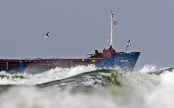 MERELLÄ ON KOMEAA AALLOKKOA