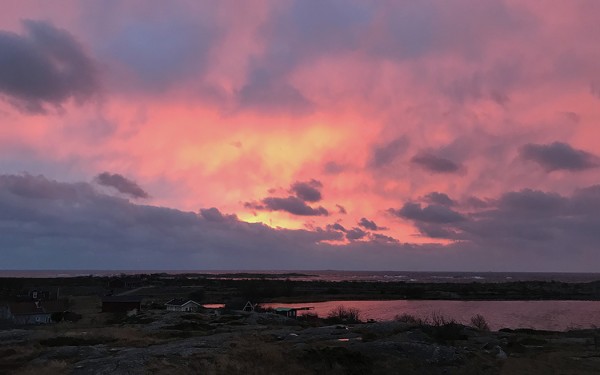 VUODEN VIIMEISENÄ AAMUNA OLI KAUNIS AURINGONNOUSU