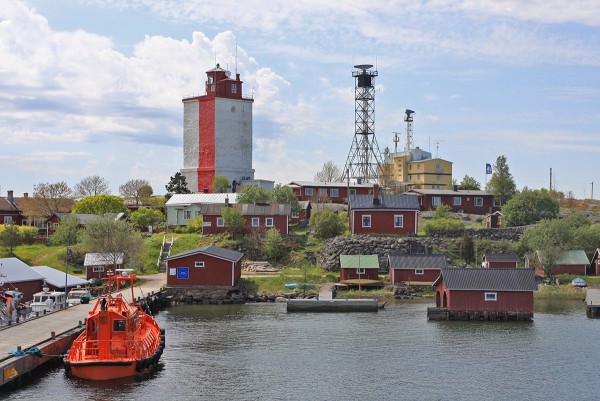KESÄINEN KUVA SUOMEN "IHANIMMASTA KYLÄSTÄ", TUTKATORNIN KOHDALLA OMA PUNAINEN TALOMME (Kuva: Outi Sarjakoski)