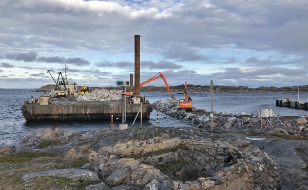 UUDEN YHTEYSALUSLAITURIN VIEREEN RAKENNETAAN ISOA AALLONMURTAJAA