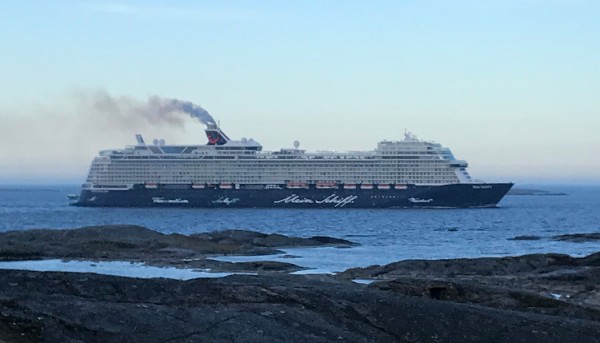 UUSIN TURUSSA RAKENNETTU RISTEILYALUS, MEIN SCHIFF 1, PUSKUTTI SAAREN OHI PALATESSAAN KOEAJOLTA ITÄMERELTÄ
