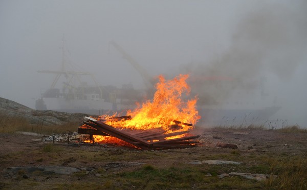 HOTELLIALUEELLA PALOI TÄNÄÄN JÄTEKASA, TAUSTALLA ON SUMUSSA LAIVA, JOKA LASKEE MEREN VALOKAAPELIA