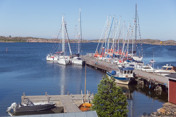 HUVIVENEITÄ UTÖN SATAMASSA, ETUALALLA OMATKIN PAATIT