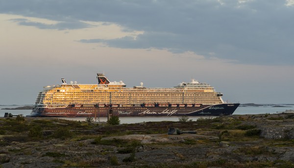 SAKSALAISET MEIN SCHIFF-RISTEILYALUKSET OHITTIVAT UTÖN AAMULLA