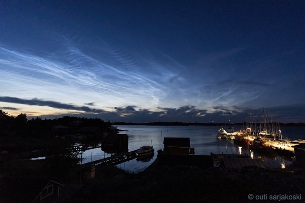OUTI KUVASI YÖLLÄ HIENOSTI VALAISEVAT YÖPILVET