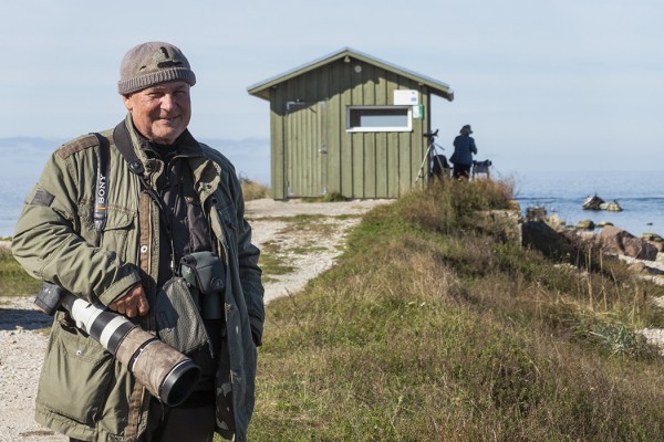 TYYTYVÄISEN NÄKÖINEN MIES PÖÖSASPEASSA, TAKANA ANNIKA STAIJAA