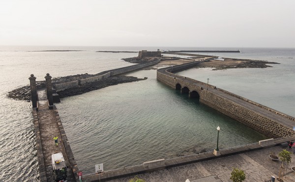 ARRECIFEN RANTAA HOTELLIMME PARVEKKEELTA. LINNOITUKSEN YMPÄRISTÖN RANNAT OVAT HYVIÄ KAHLAAJA-, TIIRA- JA LOKKIALUEITA