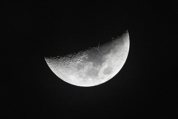 LAZAROTEN AIKANA OLI PUOLIKUU, MUTTA ETELÄSSÄ NÄIN KALLELLAAN