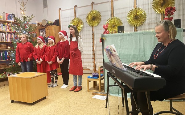 UTÖN KOULULAISISTA VIISI OLI JUHLASSA, YKSI POISSA. OPETTAJA TYTTI PESU SÄESTI MUSIIKKIPITOISTA MUKAVAA JUHLAA. KAKSI OPPILASTAHAN ON JURMOSTA, MATTSONIN KLASUN PERHEESTÄ