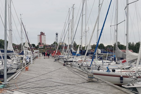 SATAMASSA ON KYMMENIÄ VIERASVENEITÄ