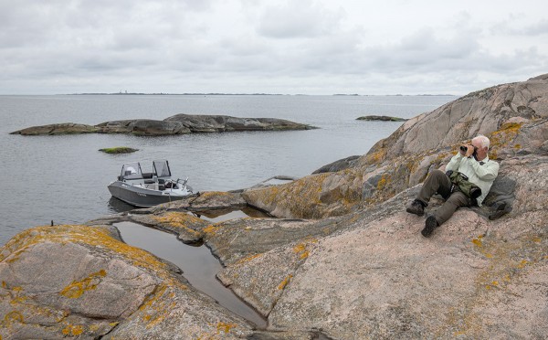 MEIKÄLÄINEN ALUNSKÄRILLÄ, HORISONTISSA TAKANA UTÖ